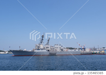 横須賀基地に停泊するミサイル駆逐艦マッキャンベル 135465385