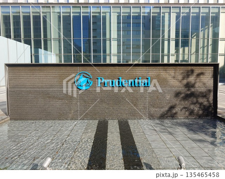 プルデンシャルタワー入口のプルデンシャル生命保険のロゴ 135465458
