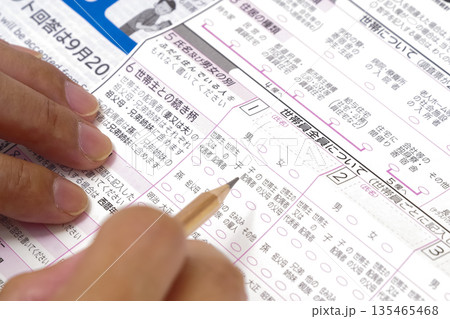 国勢調査の調査票を記入する男性 135465468