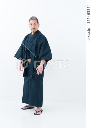 着物を着た男性 135465554