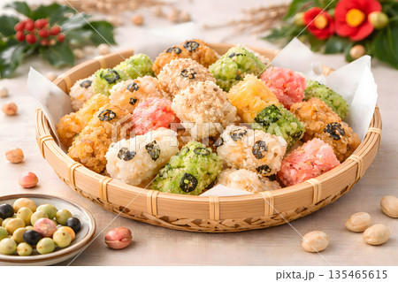 ひなあられの盛り合わせ カラフルな日本の伝統菓子 135465615