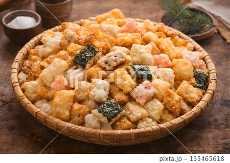 かき餅とおかきの盛り合わせ 香ばしい米菓 135465618