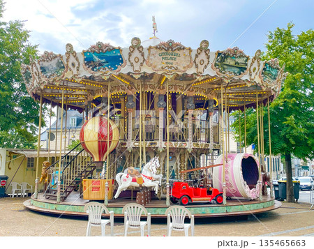 フランス・ランブイエの広場にあるメリーゴーランド 135465663