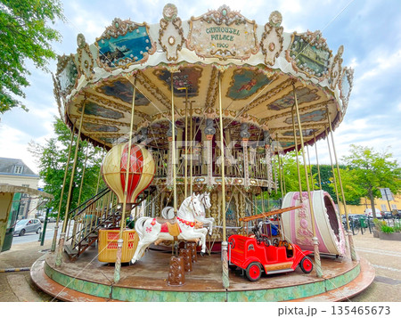 フランス・ランブイエの広場にあるメリーゴーランド 135465673