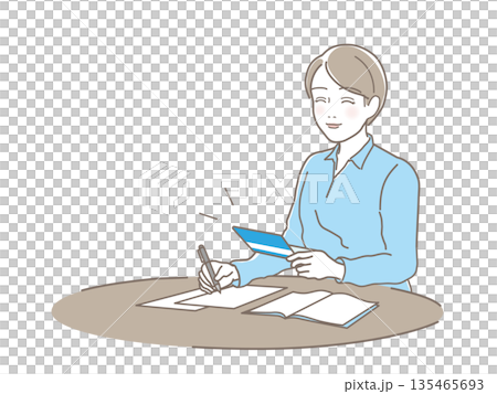 一位面帶微笑的年輕女子正在查看銀行存摺和家庭帳簿，她展現了成功的儲蓄、資產管理以及未來的保障。 135465693