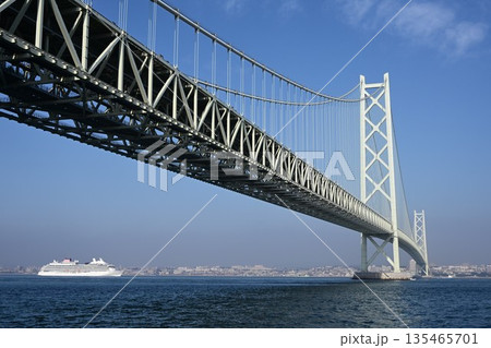 明石海峡大橋を通過するクルーズ客船遠望 135465701