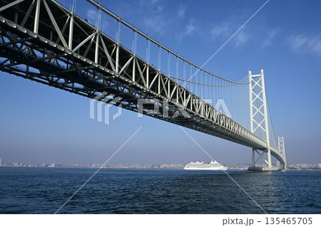 明石海峡大橋を通過するクルーズ客船遠望 135465705