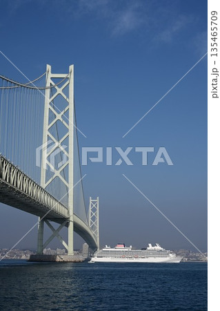明石海峡大橋を通過するクルーズ客船遠望 明石海峡大橋を通過するクルーズ客船遠望 135465709