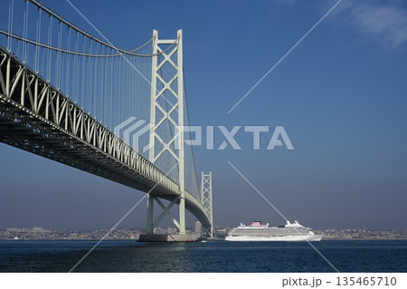 明石海峡大橋を通過するクルーズ客船遠望 135465710