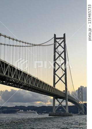 明石海峡大橋を通過するクルーズ客船 夕景 明石海峡大橋を通過するクルーズ客船 夕景 135465733