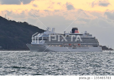 明石海峡を通過するクルーズ客船　夕景 135465783