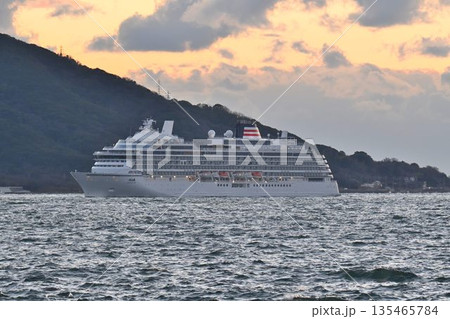 明石海峡を通過するクルーズ客船 夕景 明石海峡を通過するクルーズ客船 夕景 135465784