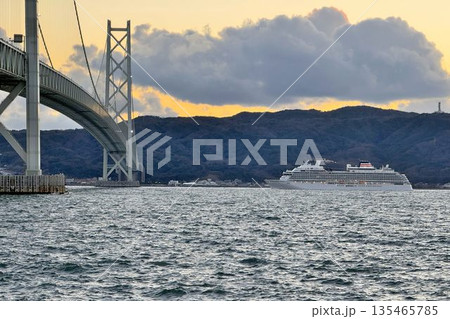 明石海峡大橋を通過するクルーズ客船 夕景 明石海峡大橋を通過するクルーズ客船 夕景 135465785