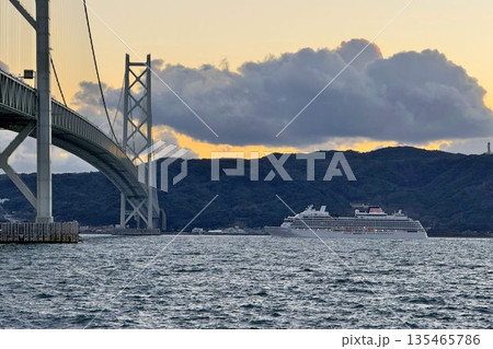明石海峡大橋を通過するクルーズ客船　夕景 135465786