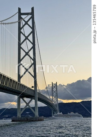 明石海峡大橋を通過するクルーズ客船　夕景 135465789