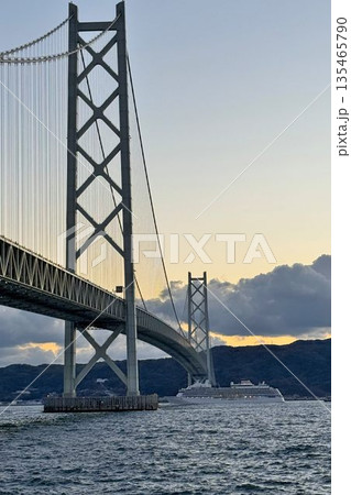 明石海峡大橋を通過するクルーズ客船 夕景 明石海峡大橋を通過するクルーズ客船 夕景 135465790