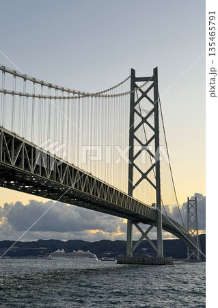 明石海峡大橋を通過するクルーズ客船 夕景 明石海峡大橋を通過するクルーズ客船 夕景 135465791