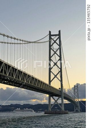 明石海峡大橋を通過するクルーズ客船 夕景 明石海峡大橋を通過するクルーズ客船 夕景 135465792