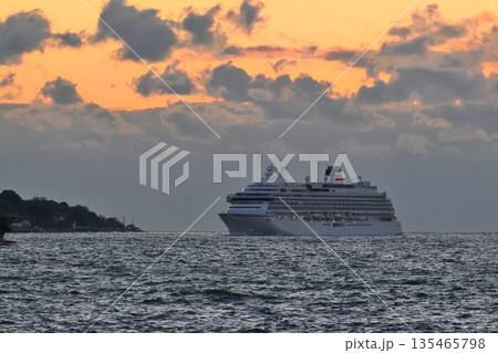 明石海峡を通過するクルーズ客船 夕景 明石海峡を通過するクルーズ客船 夕景 135465798