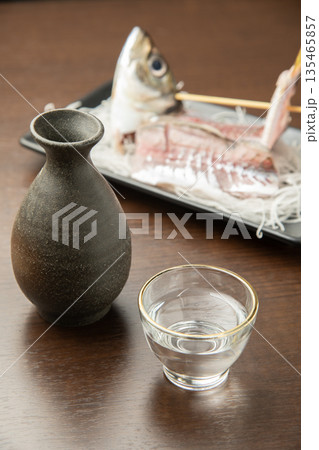 日本酒と鯵の生け作り 135465857