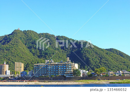 岐阜県岐阜市、長良川温泉と金華山の風景 135466032