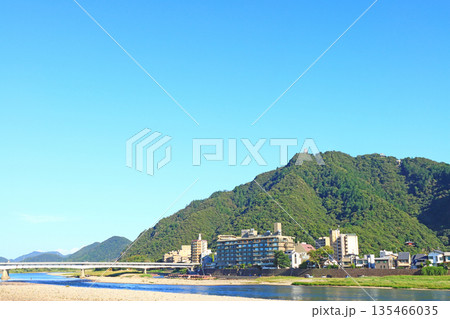 岐阜県岐阜市、長良川温泉と金華山の風景 135466035