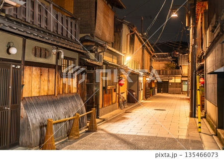 《京都府》祇園・夜の花見小路 135466073