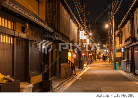 《京都府》祇園・夜の花見小路 135466080