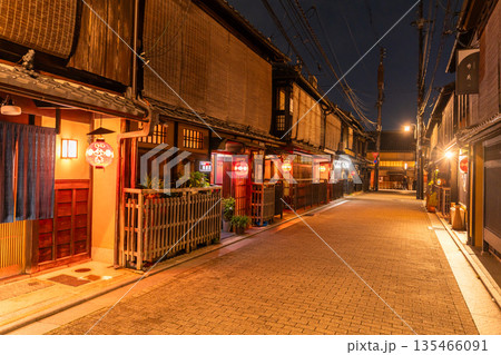 《京都府》祇園・夜の花見小路 135466091