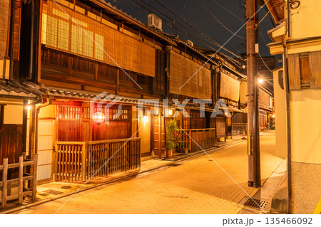 《京都府》祇園・夜の花見小路 135466092