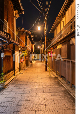 《京都府》祇園・夜の花見小路 135466093