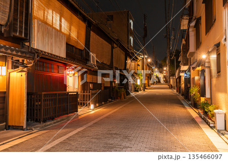 《京都府》祇園・夜の花見小路 135466097