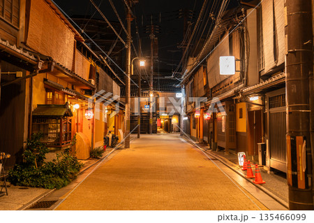 《京都府》祇園・夜の花見小路 《京都府》祇園・夜の花見小路 135466099
