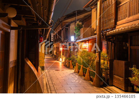 《京都府》祇園・夜の花見小路 135466105