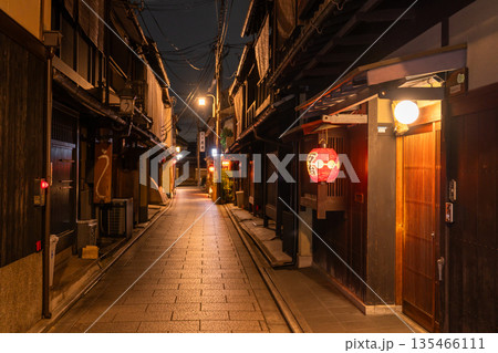 《京都府》祇園・夜の花見小路 《京都府》祇園・夜の花見小路 135466111