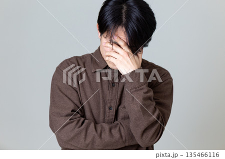 頭を抱えて悩むミドル男性 頭を抱えて悩むミドル男性 135466116