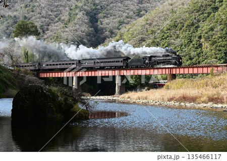 SLやまぐち号　JR山口線　長門峡駅を出発　阿武川を通過 135466117