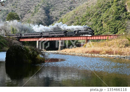SLやまぐち号　JR山口線　長門峡駅を出発　阿武川を通過 135466118