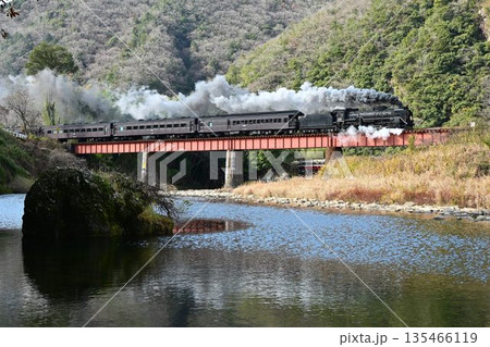 SLやまぐち号　JR山口線　長門峡駅を出発　阿武川を通過 135466119