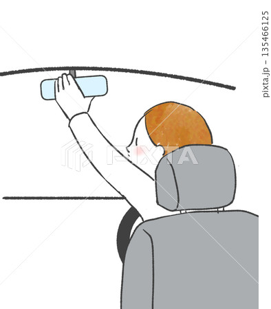 車のルームミラーを直す女性 135466125
