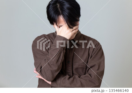 頭を抱えて悩むミドル男性 頭を抱えて悩むミドル男性 135466140