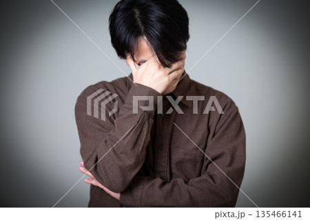 頭を抱えて悩むミドル男性 135466141