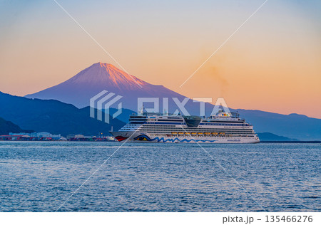 （静岡県）富士山を背に、朝焼けの清水港に入港する豪華客船アイーダディーヴァ 135466276