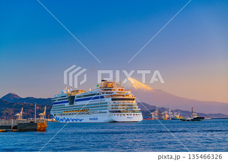 （静岡県）富士山を背に、清水港に入港・旋廻する豪華客船アイーダディーヴァ 135466326