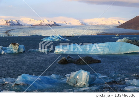 流氷が残る海岸 135466336