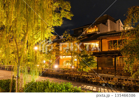 《京都府》京都・祇園白川の夜景 135466386