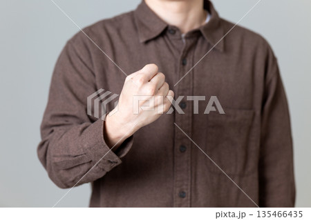 握り拳でガッツポーズするミドル男性 135466435