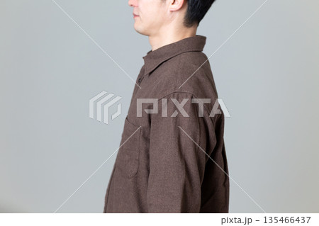 良い姿勢のミドル男性 135466437