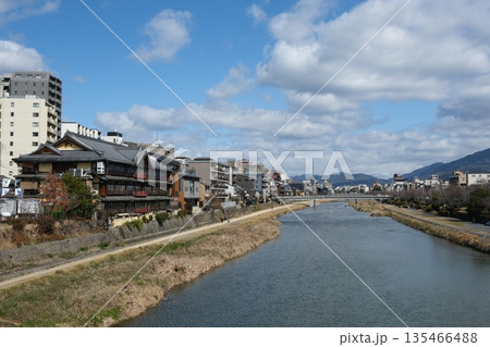 京都五条大橋の風景 135466488