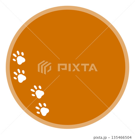 オレンジ色の肉球の足跡があるシンプルな丸いフレーム 135466504
